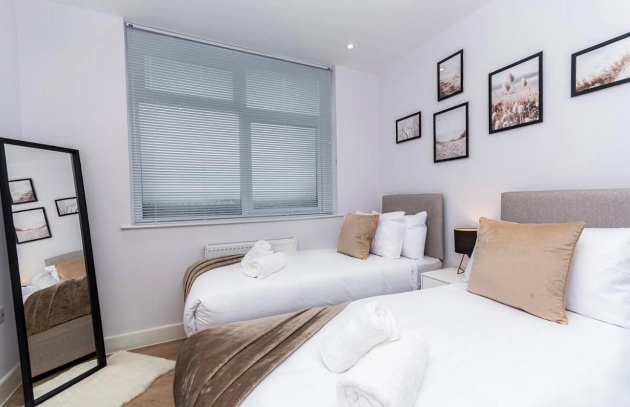 Appartamento Elegant Central, Private Parking, Leisure, Contractor Aylesbury  Esterno foto